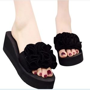Woman's Fashion Rose Black Flip Flop Wedge- sz 8.5